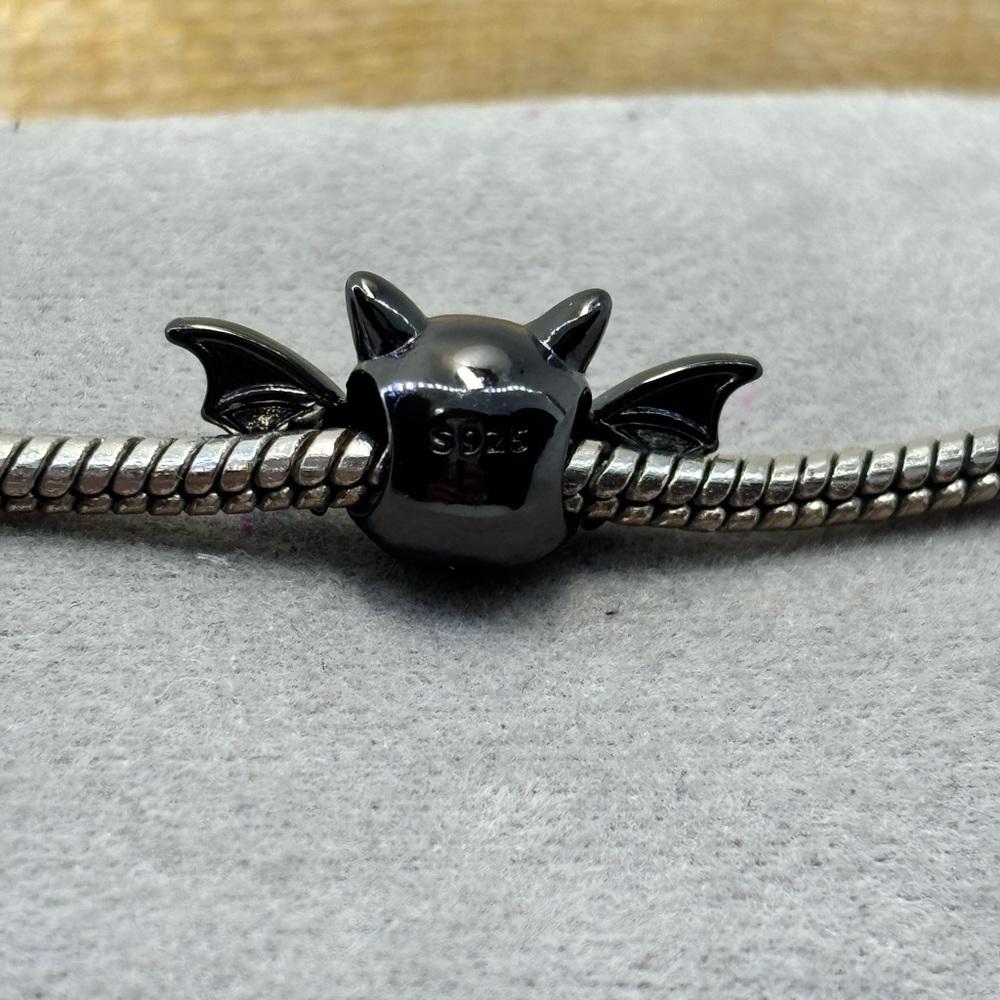 Sterling silver black vampire Dracula  bat Halloween charm bead - Picture 3 of 6